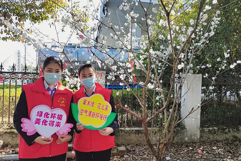 6.大广北公司开展“种一棵小树 绿一方净土”义务植树活动，员工们在心愿卡上写下自己的心愿，挂在亲手种植的小树苗上，正所谓播种希望，收获明天。.jpg